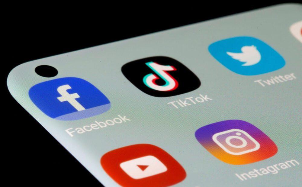 Hướng dẫn cách tải video từ TikTok, Facebook về iPhone không có logo